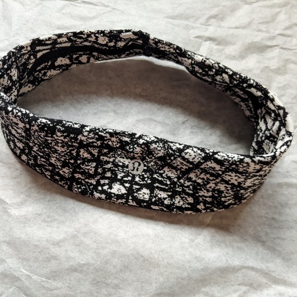 Lululemon Fly Away Tamer Headband - Picture 5 of 7